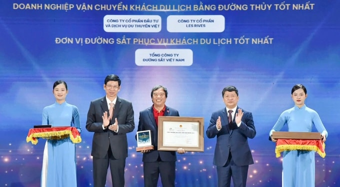 Đại diện Vietjet (ở giữa) nhận giải Hãng hàng không phục vụ khách du lịch tốt nhất 2025 tại lễ trao giải thưởng Du lịch Việt Nam 2025. Ảnh: Tài Nguyễn