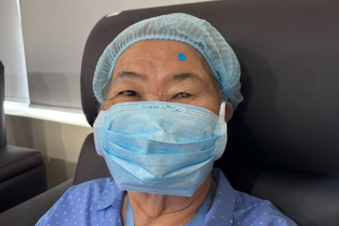 Mắt trái mờ đục do đục thủy tinh thể lâu ngày khiến bà Bình giảm thị lực. Ảnh: Bệnh viện cung cấp