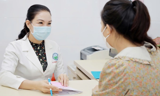 Bác sĩ Bệnh viện Da Liễu TP HCM tư vấn cho bệnh nhân. Ảnh: Bệnh viện cung cấp