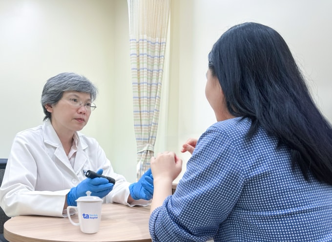 Bác sĩ Bích khám cho chị Thu. Ảnh: Bệnh viện Đa khoa Tâm Anh