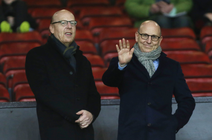 Avram Glazer (trái) và Joel Glazer dự khán tại Old Trafford trận Man Utd gặp Burnley ngày 11/2/2015. Ảnh: Reuters