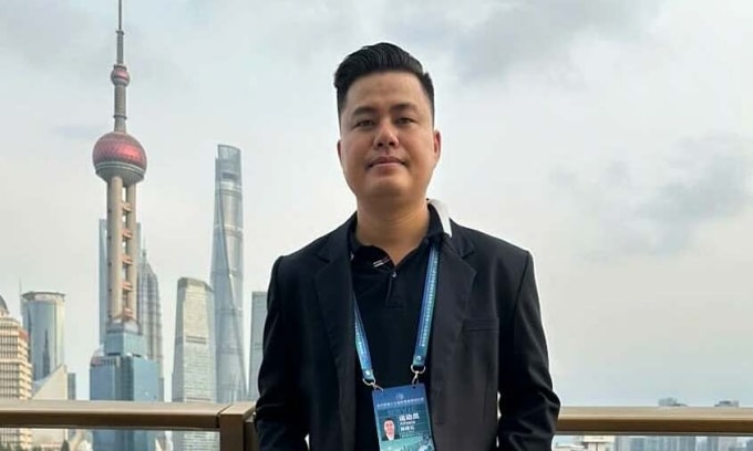 Lại Lý Huynh trong phần phỏng vấn với truyền thông Trung Quốc sau trận chung kết cờ tướng thế giới ngày 27/9/2025, ở Bến Thượng Hải. Phía xa là Tháp truyền hình Minh Châu Phương Đông, biểu tượng thành phố Thượng Hải. Ảnh: Trần Ngọc Long