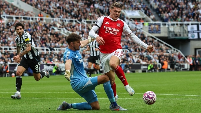 Pha va chạm trong cấm địa giữa Gyokeres (đỏ) và thủ môn Pope, trên sân St James Park, Newcastle, Anh hôm 28/9. Ảnh: Reuters