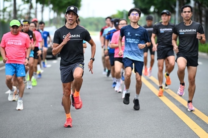 HLV Hùng Hero (đứng hàng đầu) trong một buổi huấn luyện ở Garmin Run Club. Ảnh: Garmin
