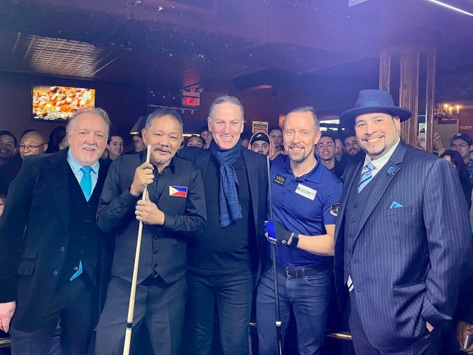 Mika Immonen (thứ hai từ phải sang) thi đấu với Efren Reyes (thứ hai từ trái sang) khi khai trương phòng chơi billiards ở New York, Mỹ vào ngày 16/1/2021. Ảnh: X/Mika Immonen