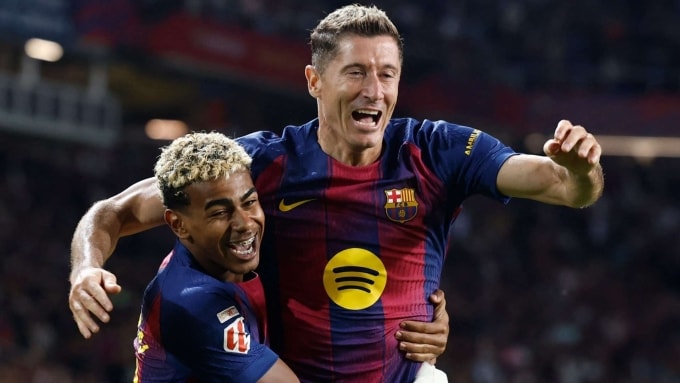 Yamal (trái) chia vui cùng Lewandowski sau bàn ấn định chiến thắng 2-1, trên sân Olympic, Barcelona, Tây Ban Nha hôm 28/9. Ảnh: Reuters