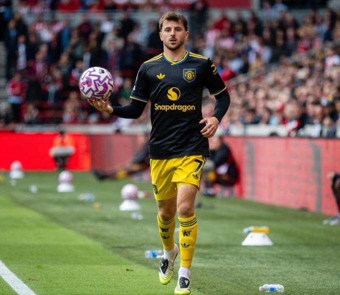 Mason Mount cầm bóng chuẩn bị ném biên trong trận Man Utd thua Brentford 1-3 trên sân Gtech Community, thành phố London, Vương quốc Anh, vòng 6 Ngoại hạng Anh ngày 27/9/2025.