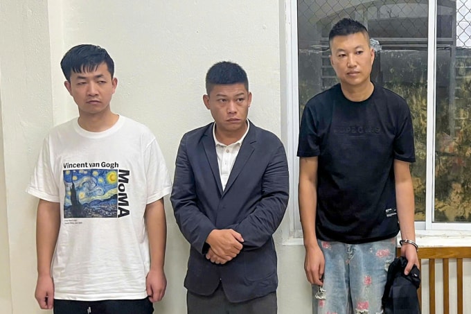 He Kai, Wang Shao Bo và Wang Jun tại cơ quan công an. Ảnh: Thành Anh