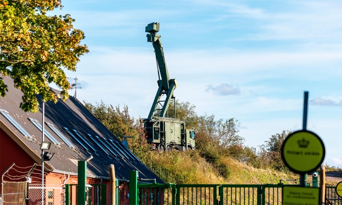 Radar phòng không được triển khai tại căn cứ của quân đội Đan Mạch ở Amager, Pionegaarden ngày 26/9. Ảnh: AP