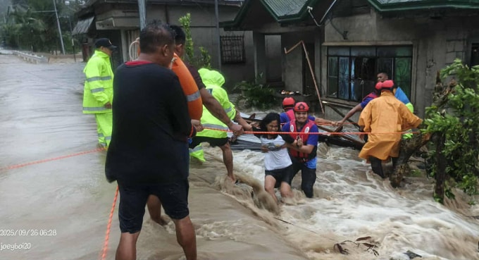Lực lượng cứu hộ sơ tán người dân khỏi vùng ngập lụt do bão Bualoi ở Palanas, tỉnh Masbate ngày 26/9. Ảnh: AFP