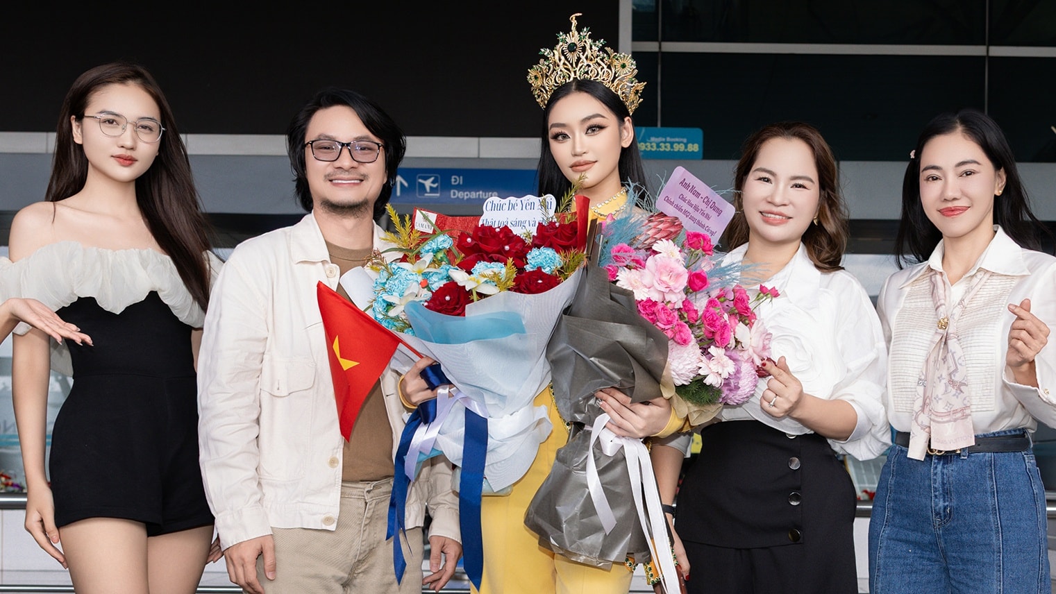 Gia đình, bạn bè tiễn Yến Nhi đến Thái Lan thi Miss Grand International