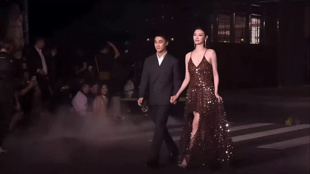 Hề Mộng Dao sánh đôi chồng trên thảm đỏ