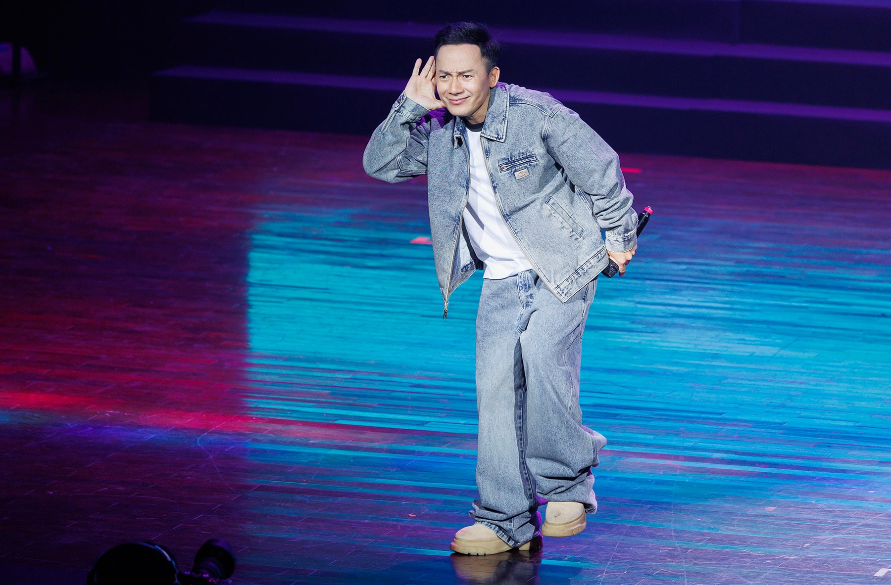 Tiến Đạt hát 