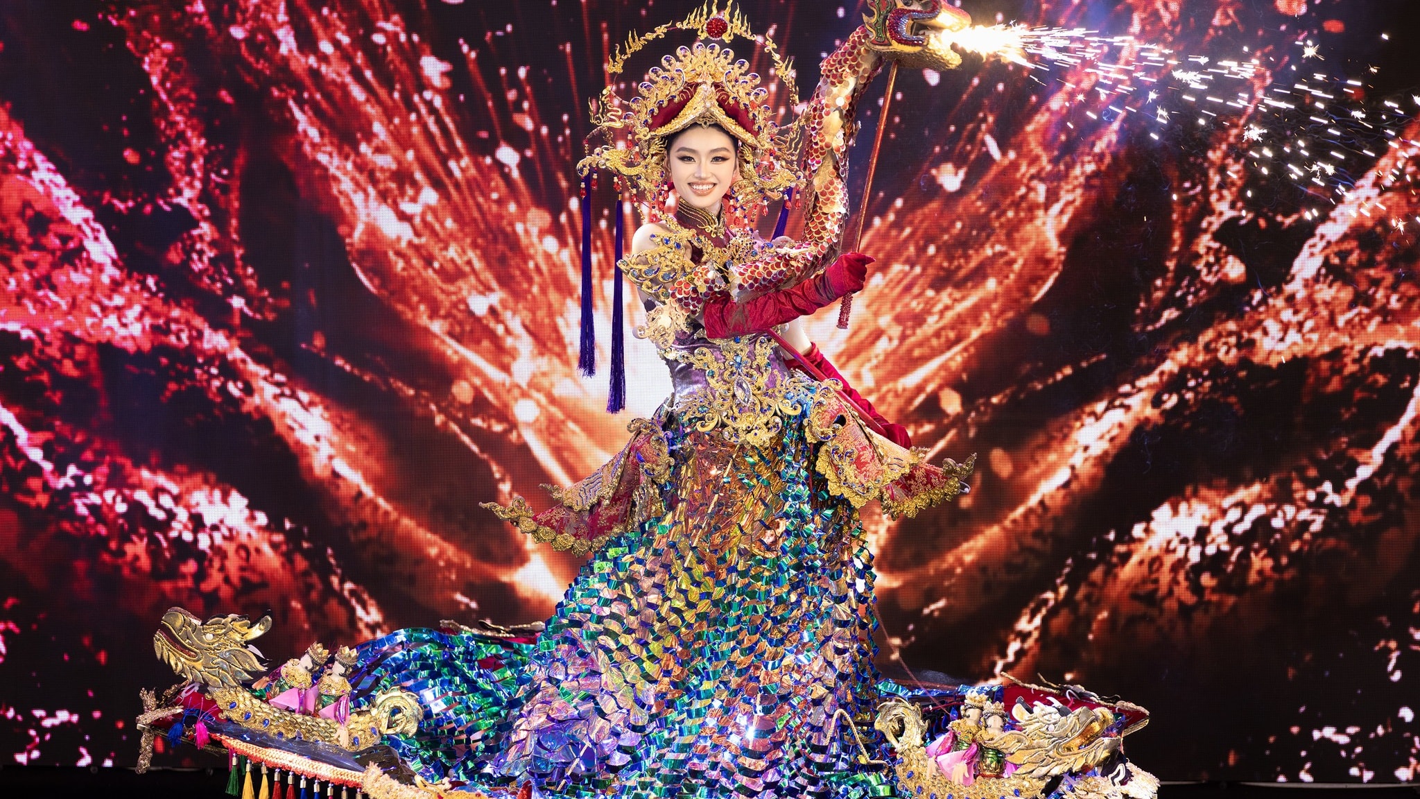 Yến Nhi giới thiệu các trang phục mang đến Miss Grand International