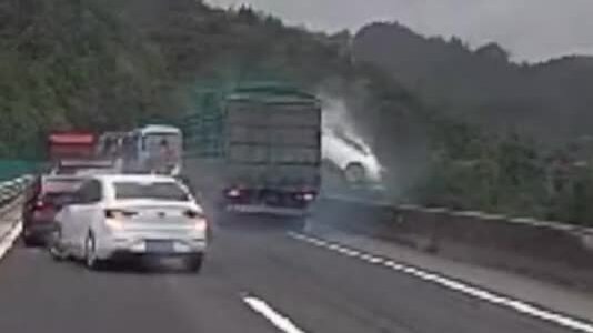 Xe tải đâm dồn loạt xe, hất bay một ôtô khỏi đường trên cao