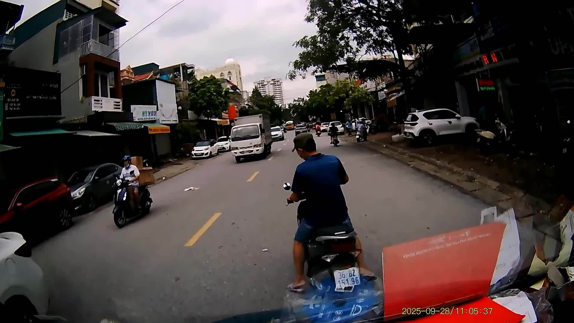 Người đàn ông dừng xe đột ngột giữa đường để nhặt tiền