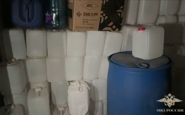 Ít nhất 25 người tử vong sau khi uống chai rượu 1 đô la - Ảnh 2. Ít nhất 25 người tử vong sau khi uống chai rượu 1 đô la - Ảnh 2.