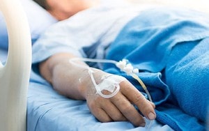 Ít nhất 25 người tử vong sau khi uống chai rượu 1 đô la - Ảnh 3.