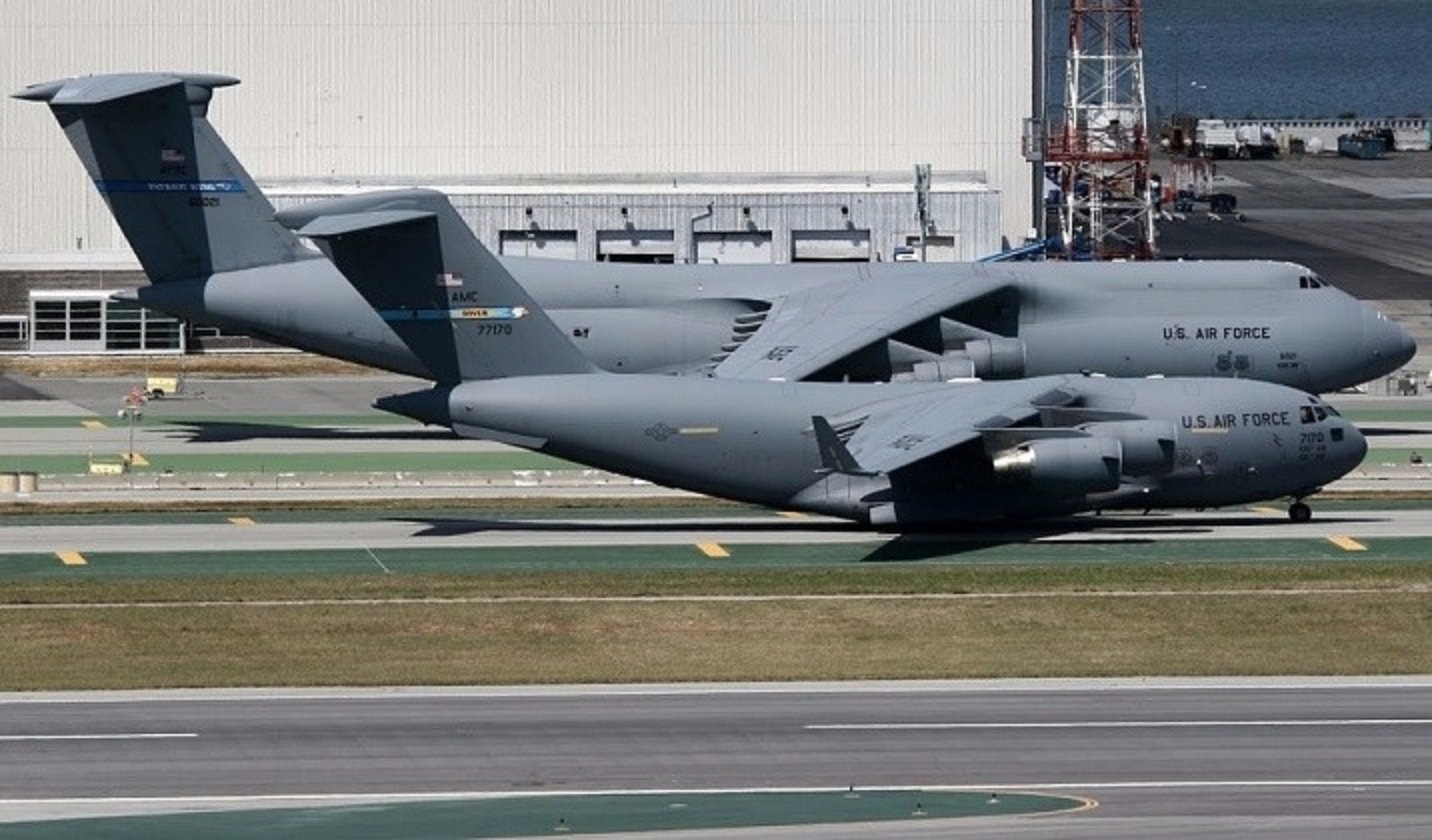 Máy bay vận tải chiến lược C-5 và C-17 của Không quân Mỹ.