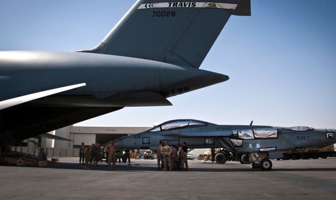 Đưa máy bay chiến đấu F-18 đã tháo cánh lên máy bay vận tải C-5.