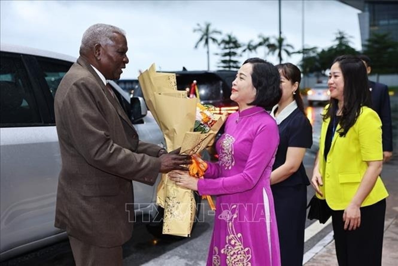 Phó Chủ tịch Quốc hội Nguyễn Thị Thanh đón Chủ tịch Quốc hội Cuba Esteban Lazo Hernández tại sân bay quốc tế Nội Bài. Ảnh: Minh Đức/TTXVN