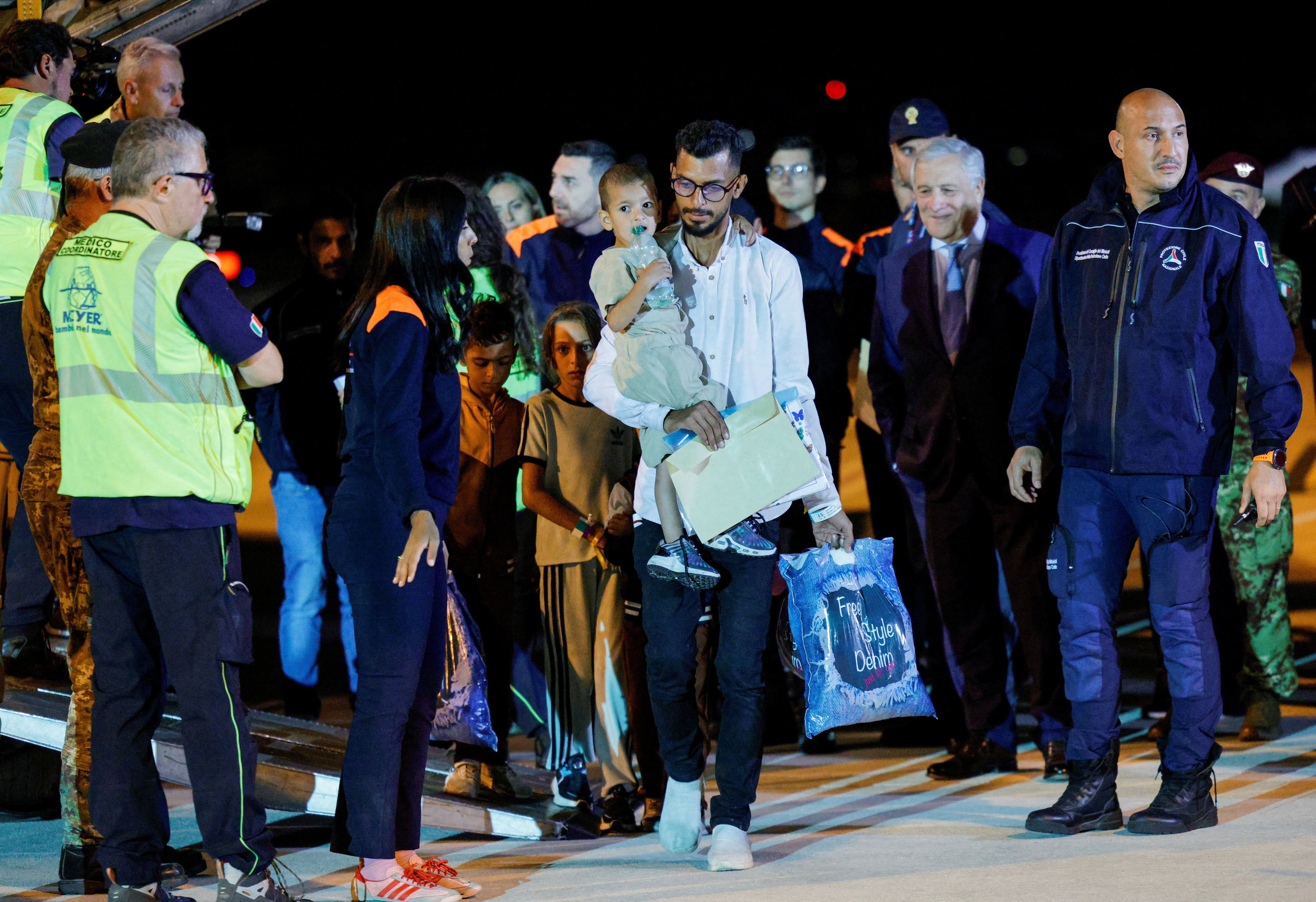 Trẻ em Palestine sơ tán khỏi Gaza. (Ảnh: Reuters)