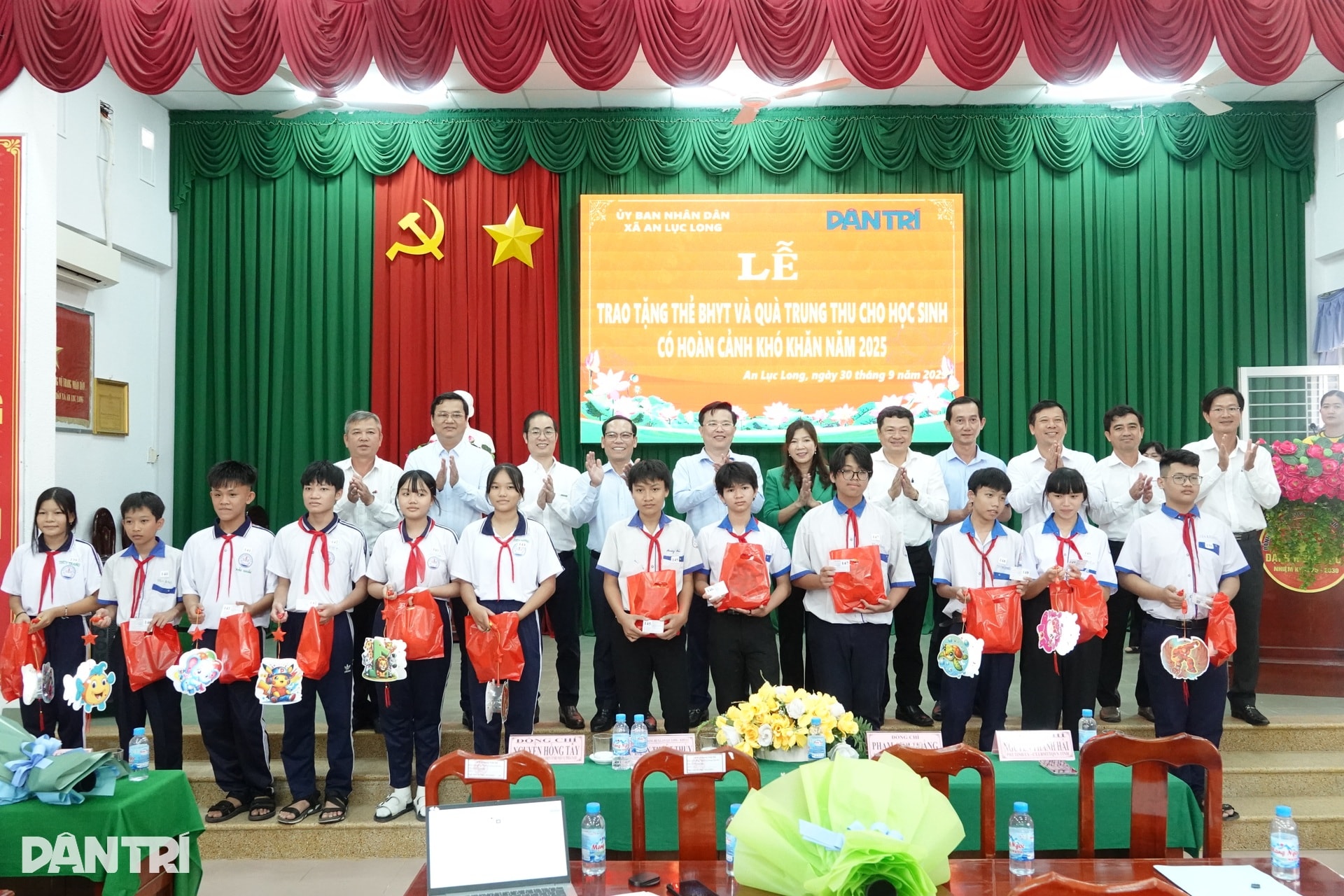 Tặng thẻ Bảo hiểm y tế và quà Trung thu đến học sinh khó khăn tỉnh Tây Ninh - 5