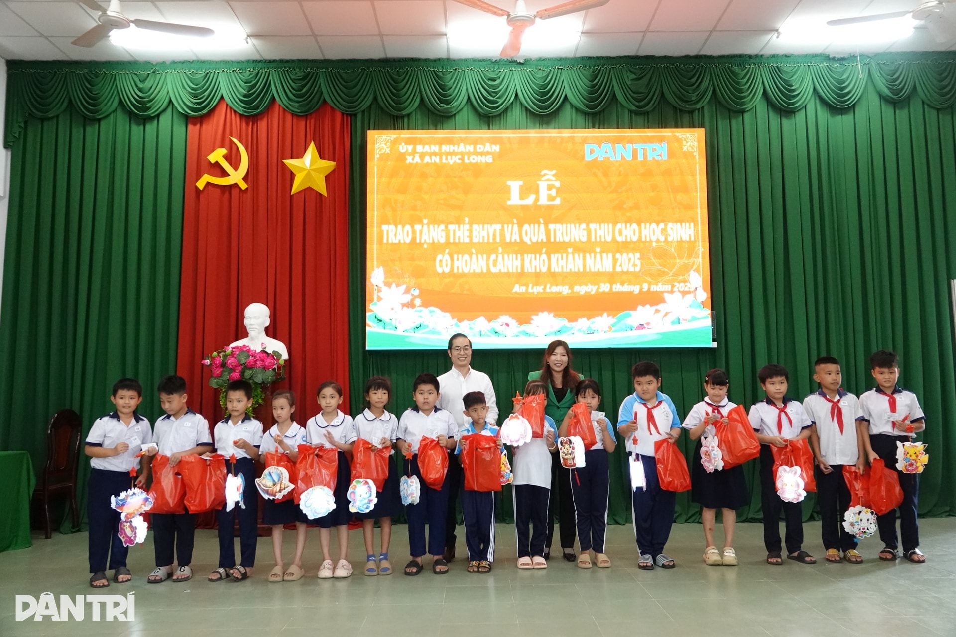 Tặng thẻ Bảo hiểm y tế và quà Trung thu đến học sinh khó khăn tỉnh Tây Ninh - 6