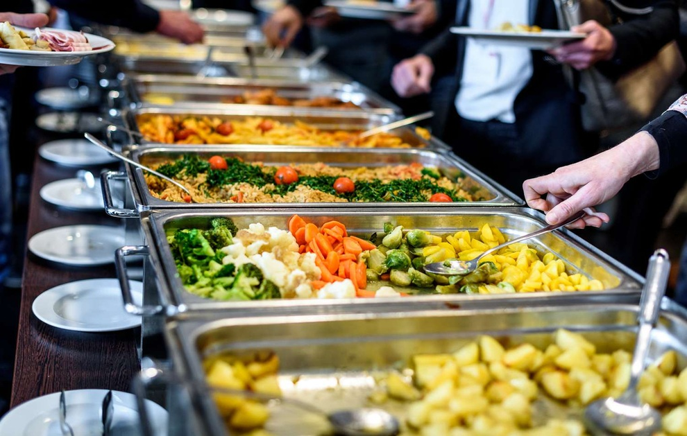 Trung Quốc: Khách ăn buffet bị bắt quả tang lấy hải sản, bò tươi mang về - 1