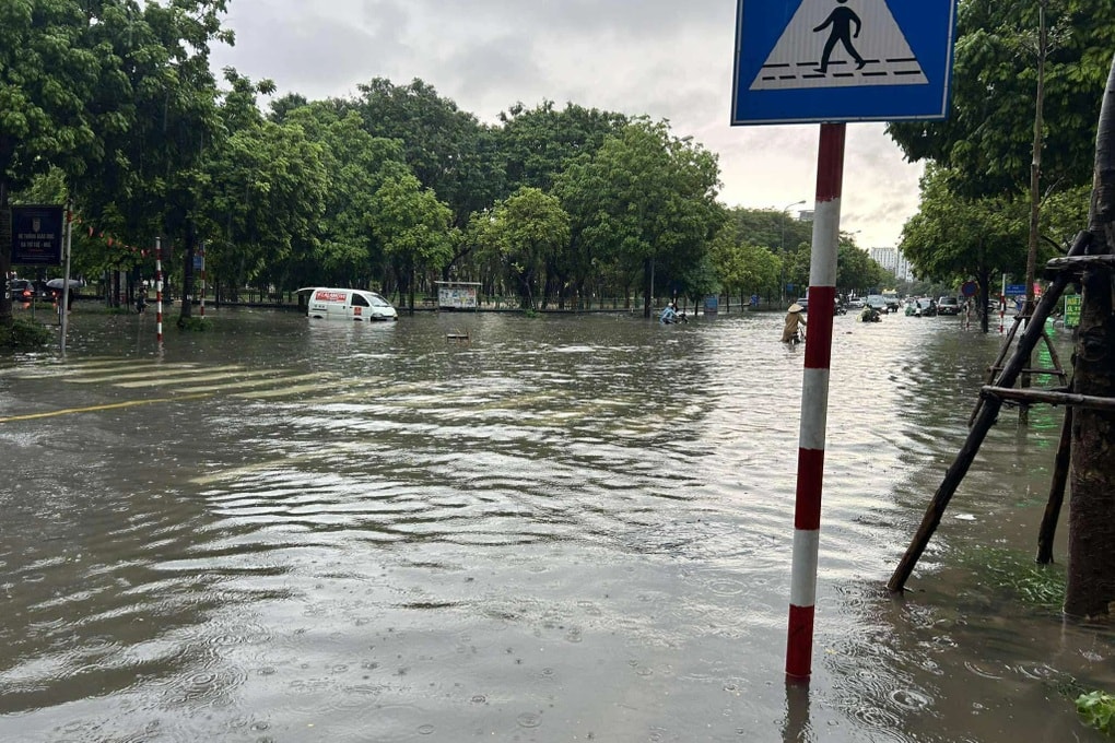 Đường Hà Nội ngập sâu, dân công sở vật lộn đi làm rồi bất lực quay về - 2
