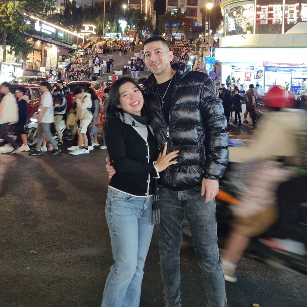 Đi công viên buổi tối, chàng trai Mỹ ngỡ ngàng với thói quen của người Việt - 1