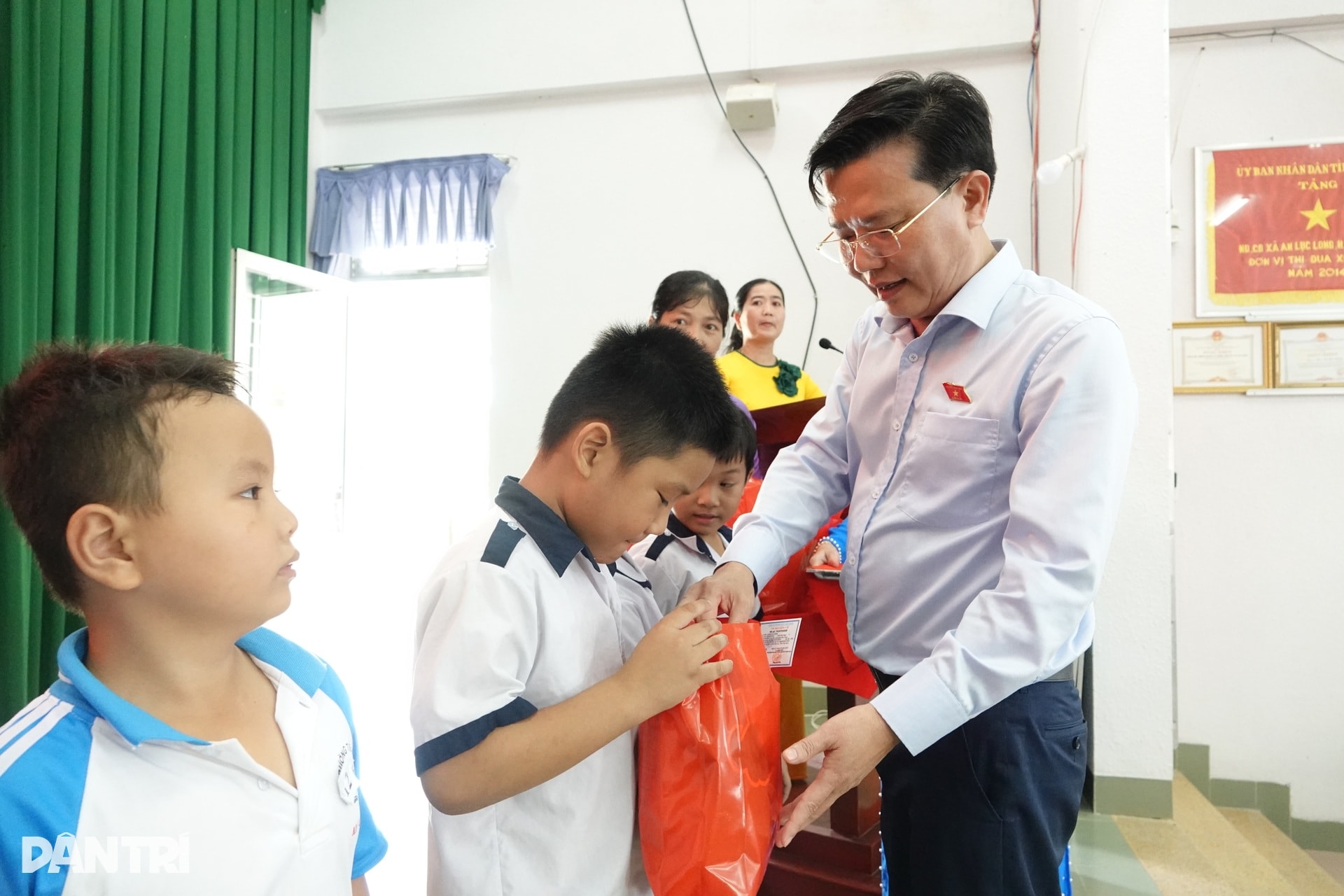 Tặng thẻ Bảo hiểm y tế và quà Trung thu đến học sinh khó khăn tỉnh Tây Ninh - 3