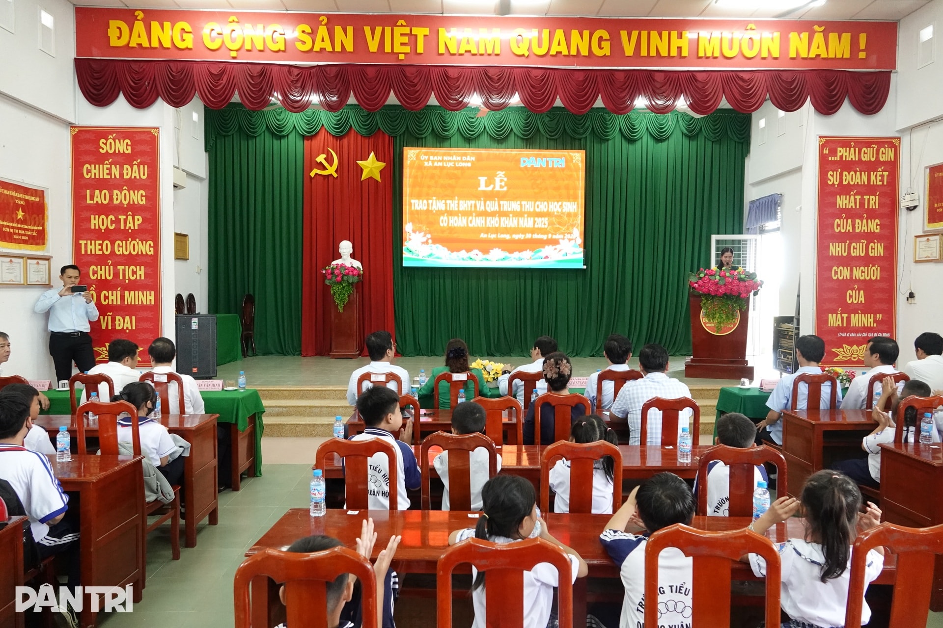 Tặng thẻ Bảo hiểm y tế và quà Trung thu đến học sinh khó khăn tỉnh Tây Ninh - 1