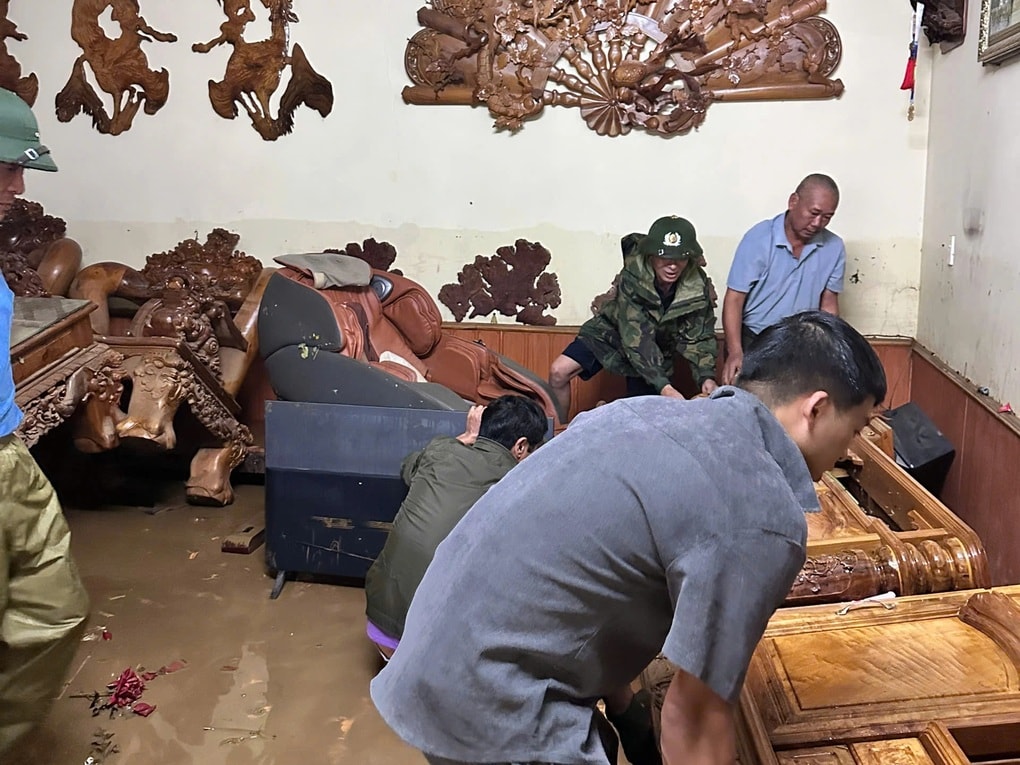 Mộc Châu nước xối xả đổ từ sườn đồi, du khách hủy tour chờ ngày nắng đẹp - 1 Mộc Châu nước xối xả đổ từ sườn đồi, du khách hủy tour chờ ngày nắng đẹp - 1