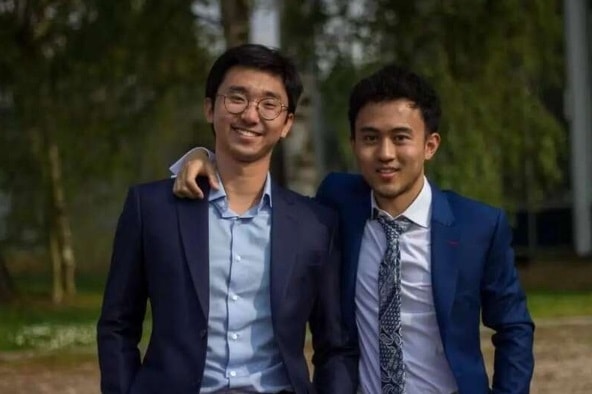 Zhao (trái) khi đang học tài chính tại Pháp. Ảnh: 6park