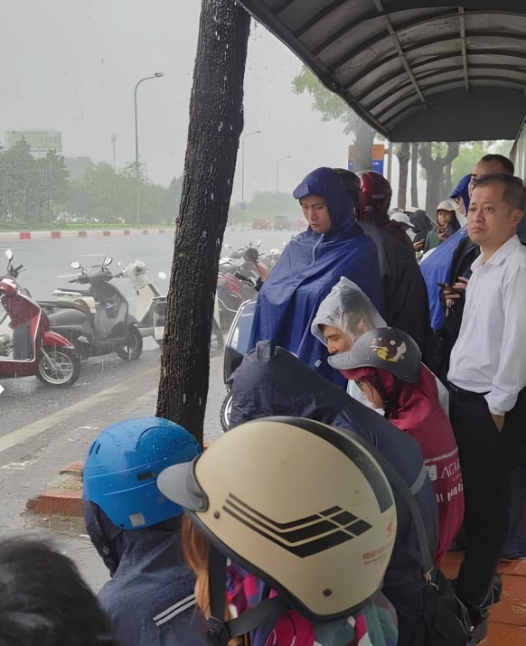 Chị Hà và một số người dân mắc kẹt tại một điểm dừng xe buýt gần khu vực Cung thể thao dưới nước Mỹ Đình, sáng 30/9.Ảnh nhân vật cung cấp