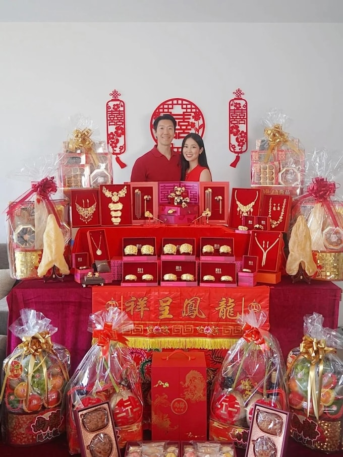 Vợ chồng Huỳnh Bích Liên bên sính lễ. Ảnh: HK01