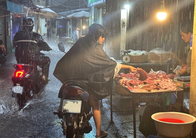 Một quầy thịt heo ở Mỹ Đình 1, phường Từ Liêm trong ngày mưa lớn 30/9. Ảnh: Ngọc Die