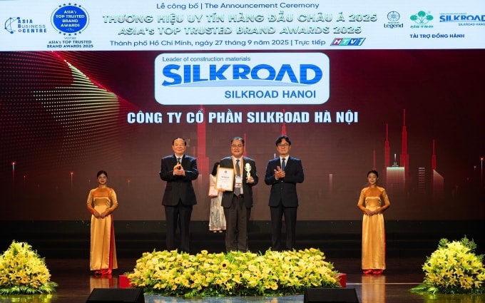 Đại diện Silkroad (giữa) nhận giải tại lễ công bố Thương hiệu uy tín hàng đầu châu Á 2025. Ảnh: Silkroad