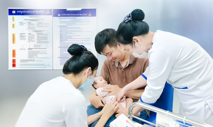 Vaccine 6 trong 1 giúp phòng bại liệt và các bệnh khác có nguy cơ lây nhiễm cao ở trẻ nhỏ kể từ hai tháng tuổi. Ảnh: Mộc Thảo