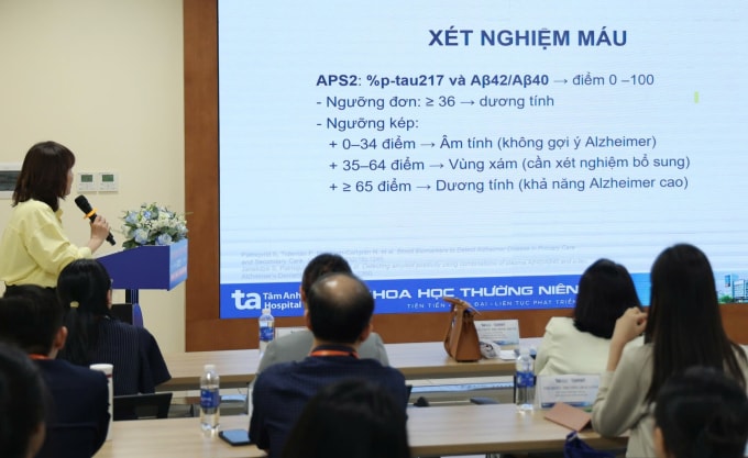 Bác sĩ Danh Khoa báo cáo về tình trạng suy giảm nhận thức nhẹ tại hội nghị. Ảnh: Bệnh viện Đa khoa Tâm Anh