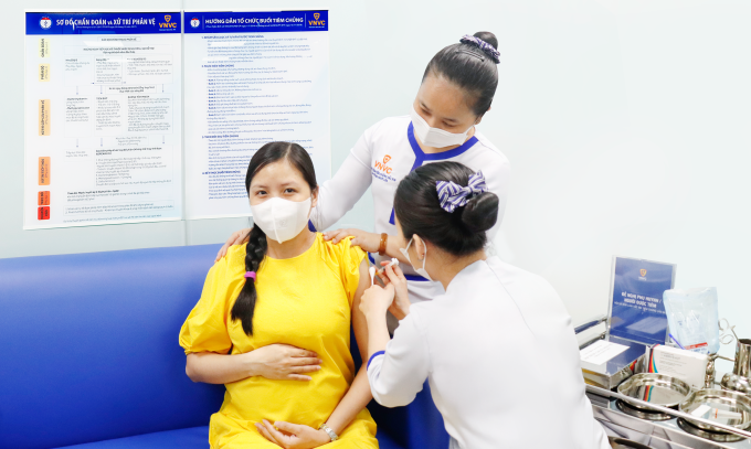 Mẹ bầu tiêm vaccine RSV để phòng viêm phổi, viêm tiểu phế quản cho con tại VNVC. Ảnh: Mộc Thảo
