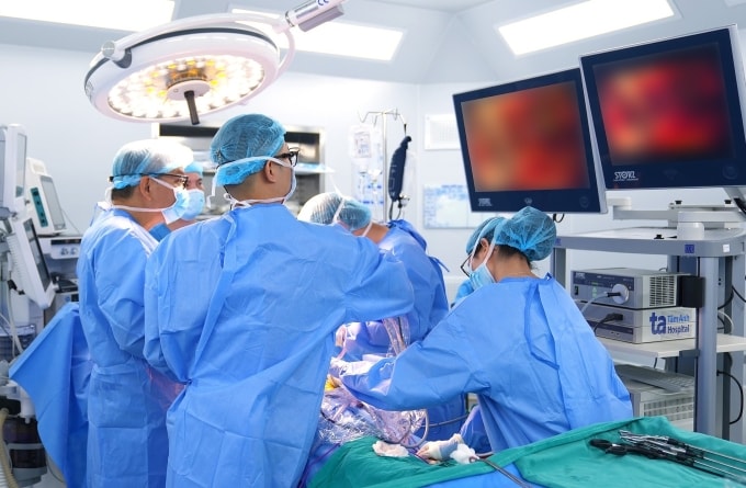 Êkíp phẫu thuật dẫn lưu màng phổi. Ảnh: Bệnh viện Đa khoa Tâm Anh