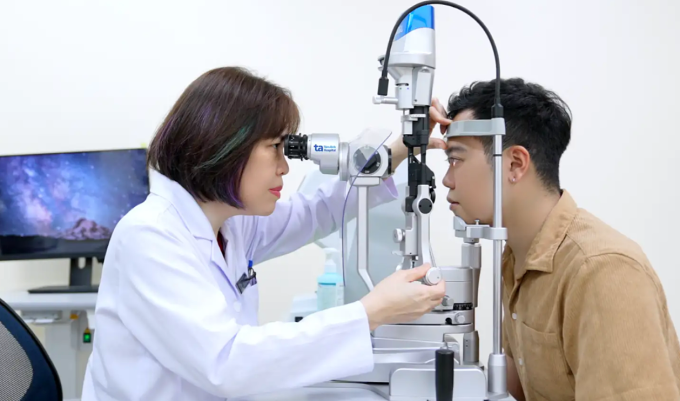 Bác sĩ kiểm tra tình trạng viêm giác mạc cho nam thanh niên. Ảnh: Bệnh viện Đa khoa Tâm Anh