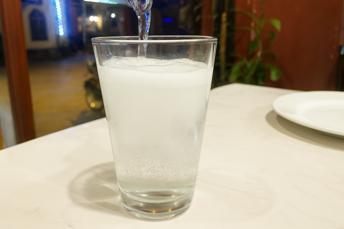 Thường xuyên sử dụng nước ngọt có gas trong bữa ăn gây ra nhiều tác hại lên hệ tiêu hóa. Ảnh: Ly Nguyễn
