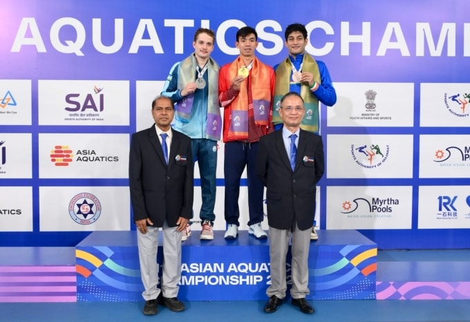 Nguyễn Huy Hoàng (giữa) giành HC vàng bơi 1.500 tự do nam tại giải vô địch châu Á 2025 tại Ấn Độ ngày 29/9/2025. Ảnh: Liên đoàn bơi Ấn Độ