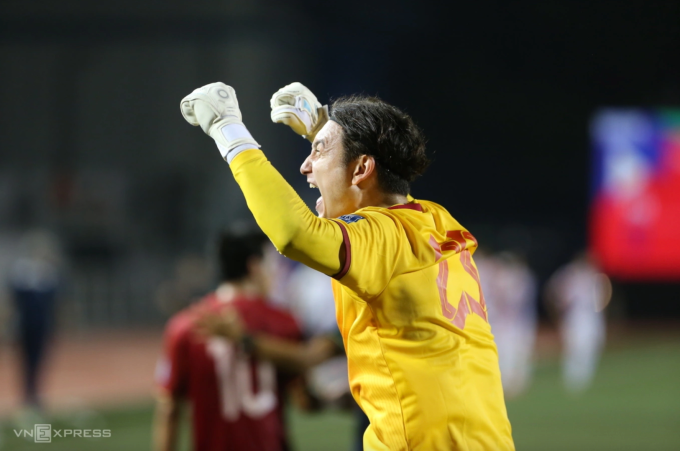 Thủ môn Đặng Văn Lâm mừng Việt Nam thắng Philippines 2-0 ở vòng loại hai World Cup 2026 - khu vực châu Á, trên sân Rizal Memorial, Philippines vào ngày 16/11/2023. Ảnh:Hiếu Lương
