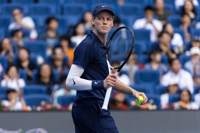 Sinner mừng chiến thắng trước De Minaur, trên sân Trung tâm ở tổ hợp National Tennis Center, Bắc Kinh, Trung Quốc hôm 30/9. Ảnh: Reuters