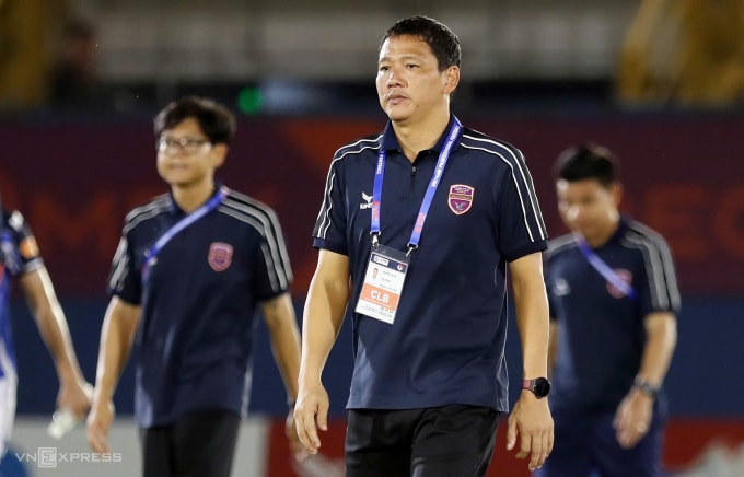 HLV Nguyễn Anh Đức buồn bã sau khi Becamex TP HCM thua CA TP HCM 1-3 ở vòng 4 V-League 2025-2026 ngày 21/9 trên sân Gò Đậu. Ảnh: Đức Đồng