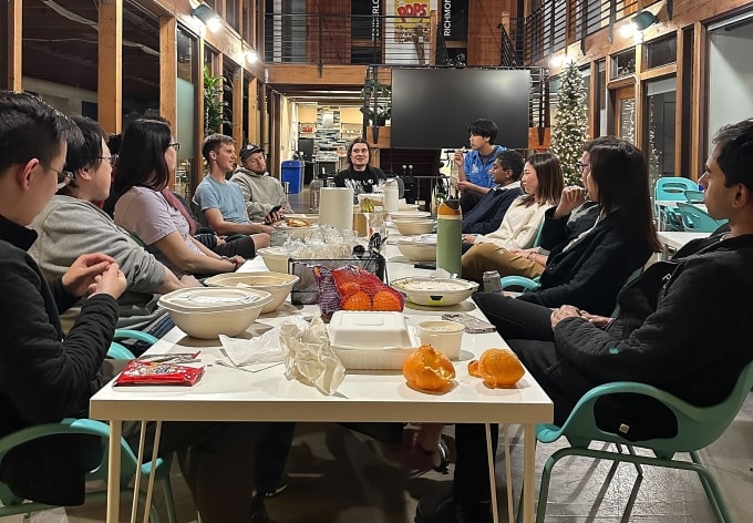 Một bữa ăn tại văn phòng của startup Pylon. Ảnh: X/Marty Kausas